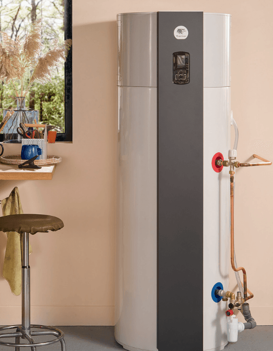 Chauffe-eau thermodynamique installé dans une maison moderne